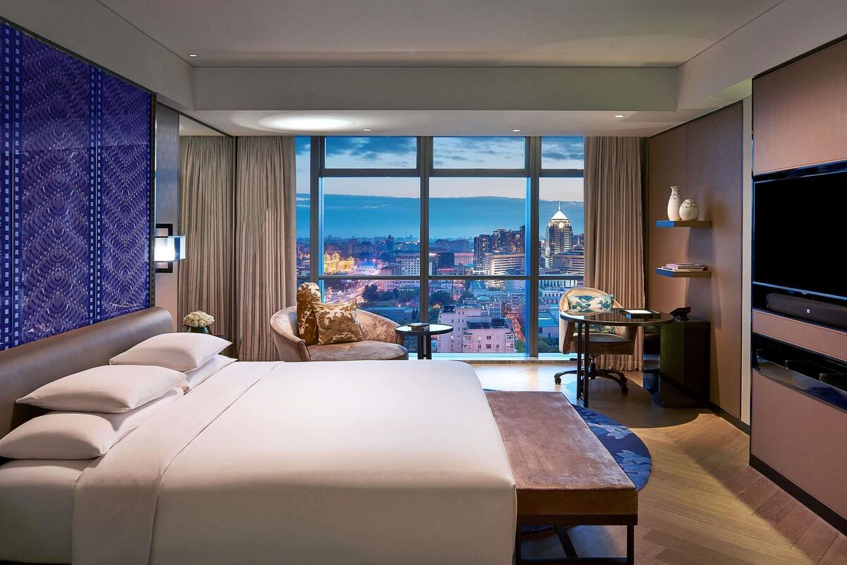 Ropa de cama de alta calidad, cubrecamas y minibar 