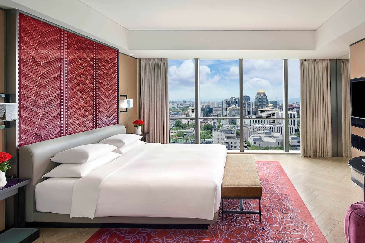 1 bedroom, premium bedding, down duvets, minibar
