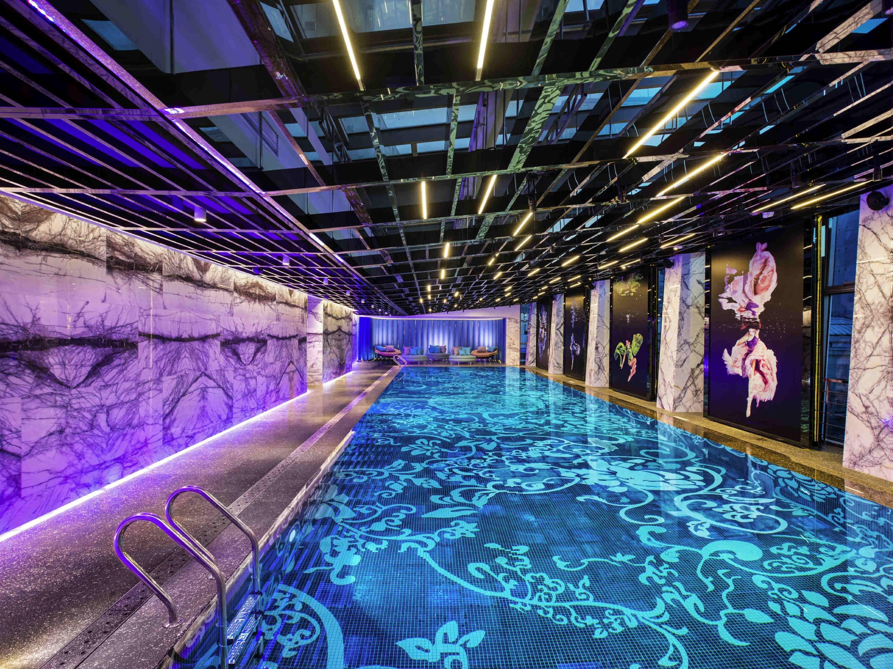 Piscina interna, funciona das 7h às 21h30, espreguiçadeiras