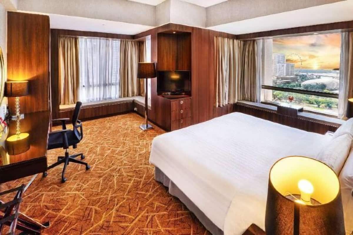 Minibar, safe på rommet, skrivebord og blendingsgardiner