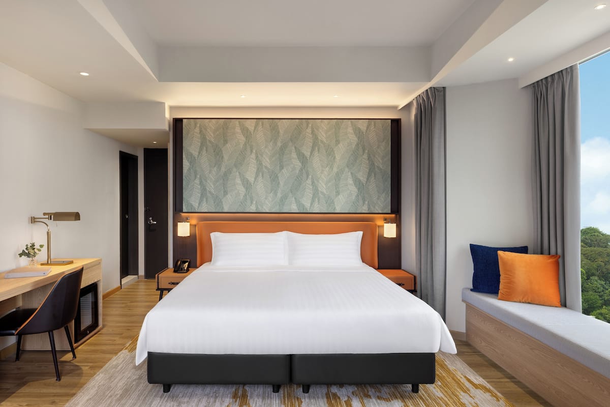 Deluxe King Room | 1 bedroom, minibar, in-room safe, desk