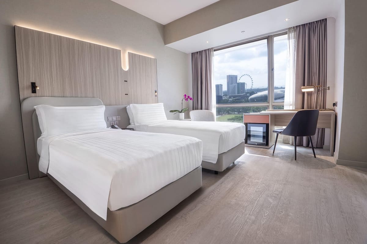 Tomannsrom – premier (Marina Bay View) | Minibar, safe på rommet, skrivebord og blendingsgardiner