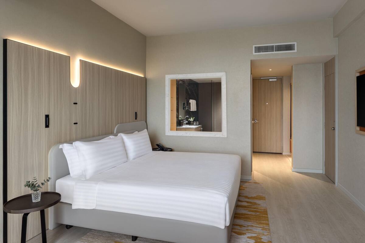 Rom – club, 1 kingsize-seng (Executive, Marina Bay View) | Minibar, safe på rommet, skrivebord og blendingsgardiner