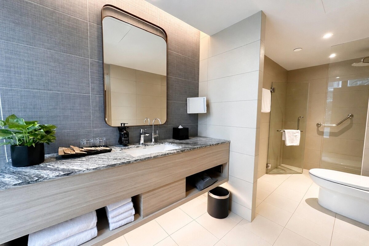 Combined shower/bathtub, free toiletries, hair dryer, bathrobes