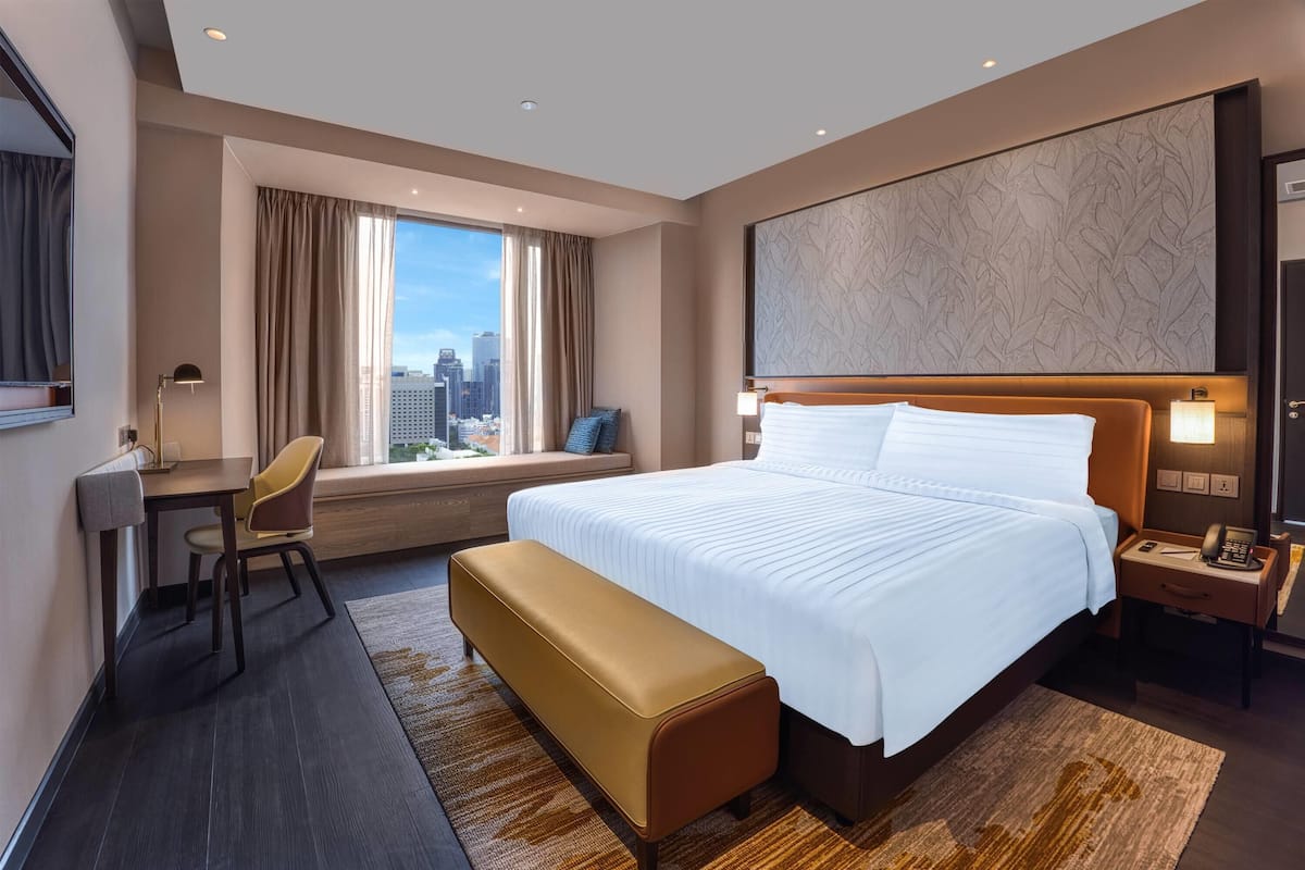 Executive Deluxe Suite | Minibar, in-room safe, desk, blackout curtains