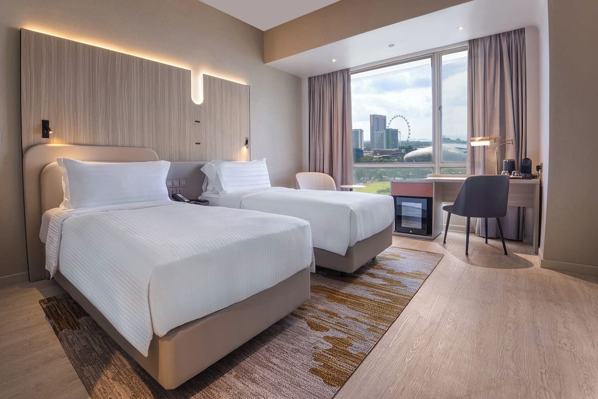 Minibar, safe på rommet, skrivebord og blendingsgardiner