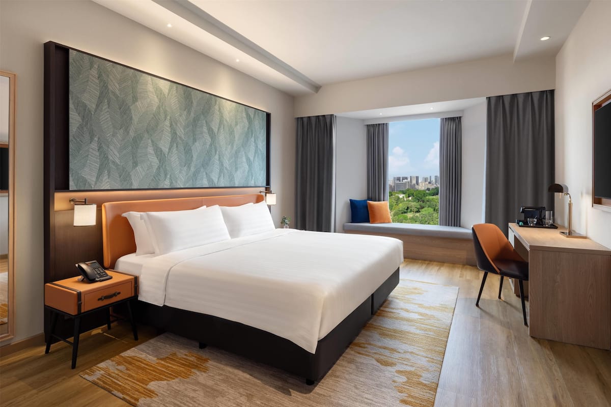 Rom – deluxe, 1 kingsize-seng (City View) | Minibar, safe på rommet, skrivebord og blendingsgardiner