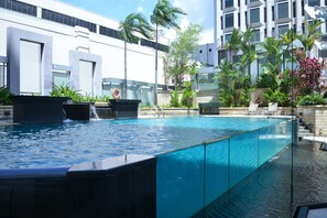 2 outdoor pools