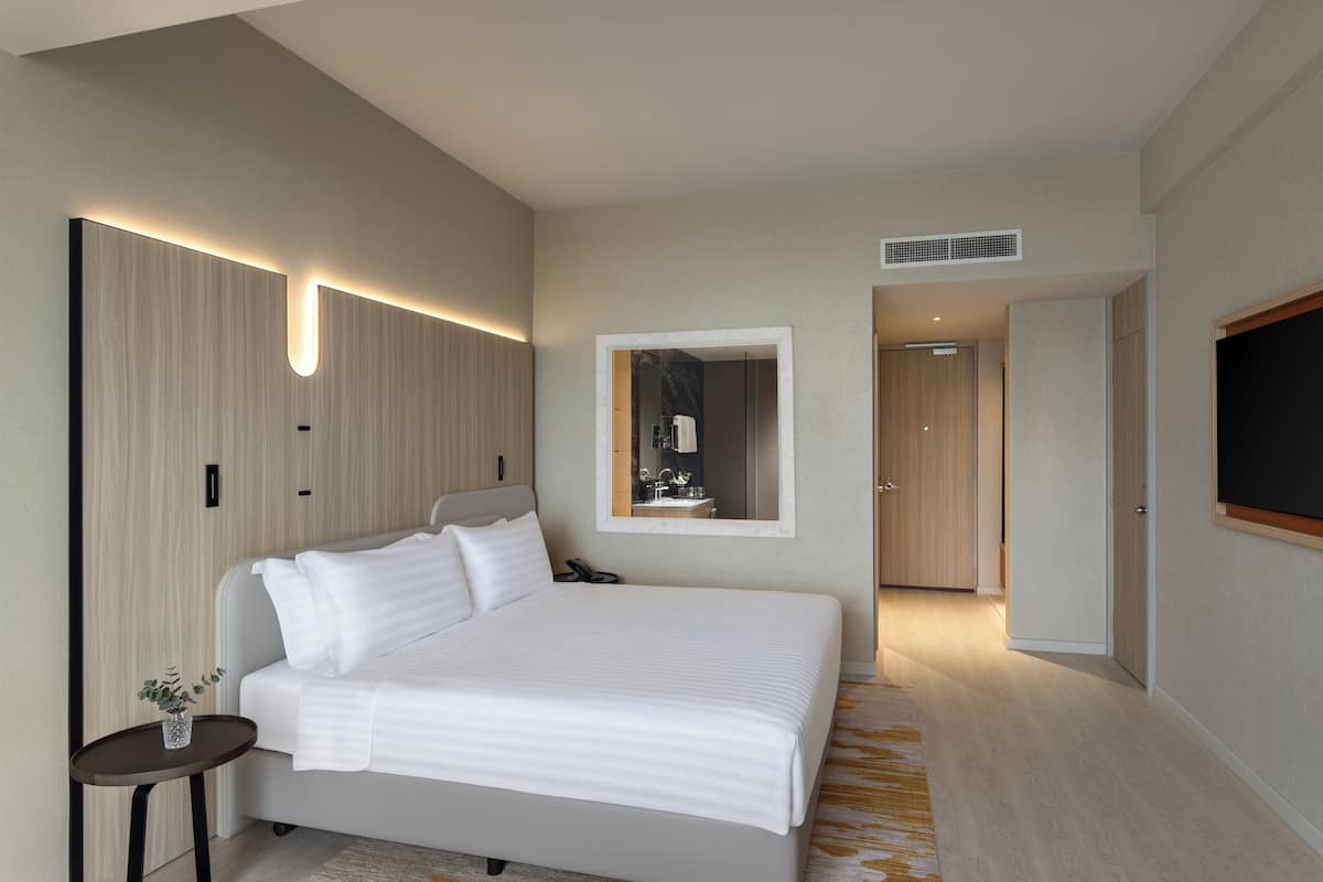 Executive Bay View King Room | 1 bedroom, minibar, in-room safe, desk
