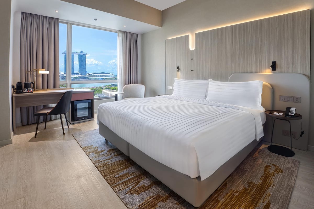 Rom – premier, 1 kingsize-seng (Marina Bay View) | Minibar, safe på rommet, skrivebord og blendingsgardiner