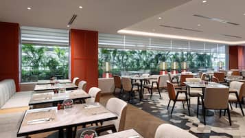 Se sirven desayunos, almuerzos y cenas; cocina internacional