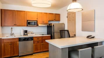 Suite, 1 habitación | Cocina privada | Frigorífico, microondas, placa de cocina y lavavajillas