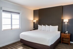 Egyptian cotton sheets, hypo-allergenic bedding, in-room safe, desk - HYATT house San Ramon (San Ramon)
