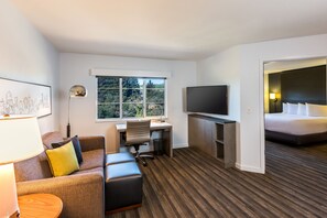 Suite, 1 Schlafzimmer, barrierefrei (Shower) | Bettwäsche aus ägyptischer Baumwolle, Allergikerbettwaren, Zimmersafe