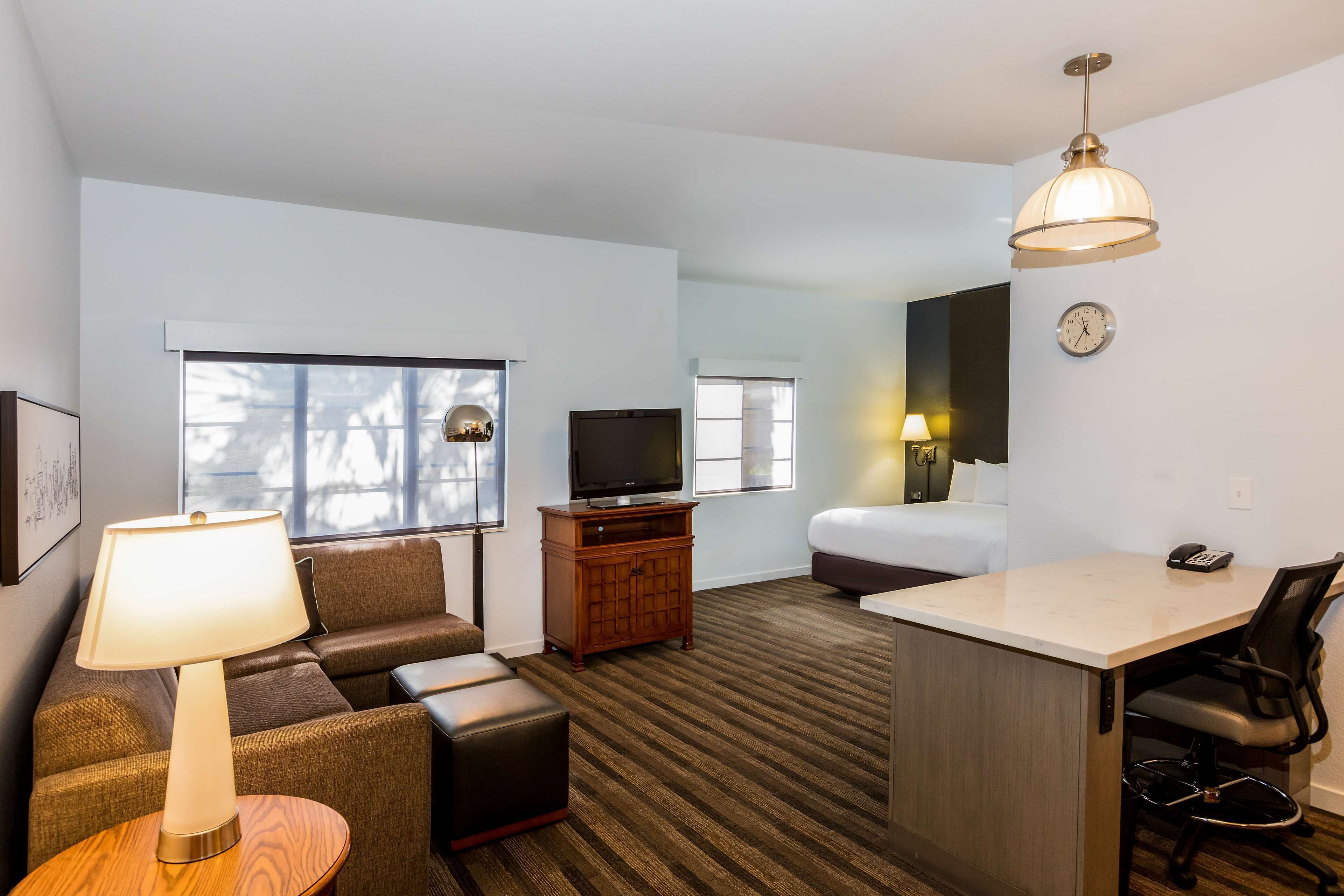 egyptian cotton sheets, hypo-allergenic bedding, in-room safe, desk