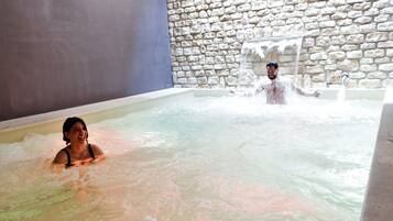 Piscine couverte, piscine avec cascade