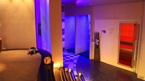 Un vestíbulo de hotel con piso a cuadros, una mesa de recepción y una puerta roja.