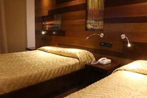 Dreibettzimmer | Zimmersafe, Schreibtisch, Babybetten, kostenloses WLAN