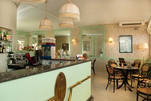 Bar (in der Unterkunft)