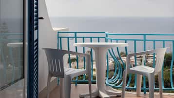 Habitación doble, vista al mar | Caja de seguridad en la habitación, muebles diferentes y escritorio