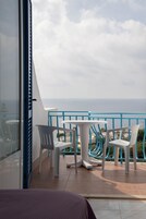 Quarto casal, vista para o mar | Cofres nos quartos, escrivaninha, ferros/tábuas de passar roupa