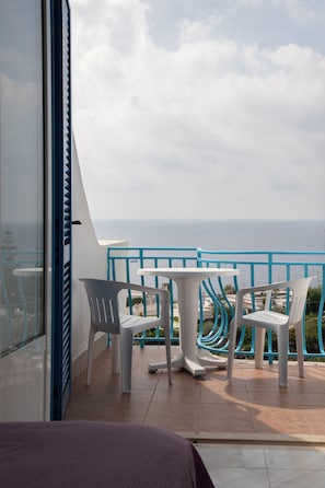 Chambre double, vue sur la mer | Coffre-fort, ameublement unique, bureau, fer et planche à repasser