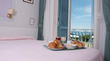 Peti besi dalam bilik, dilengkapkan perabot secara berasingan, meja