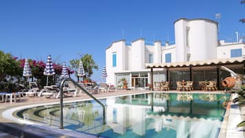 Piscine extérieure, parasols de plage, chaises longues