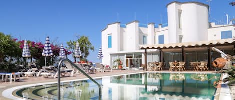 Piscine extérieure, parasols de plage, chaises longues