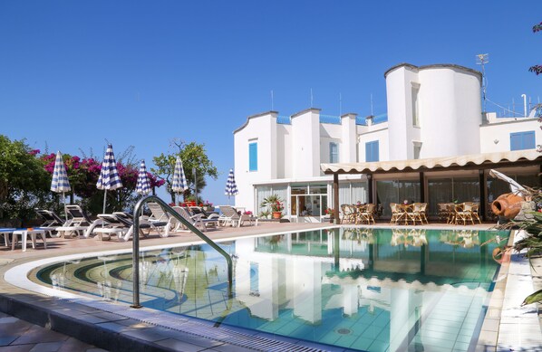 Piscine extérieure, parasols de plage, chaises longues