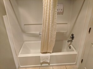 Articles de toilette gratuits, sèche-cheveux, serviettes fournies