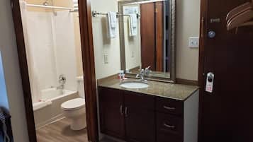 Bañera y ducha independientes, toallas