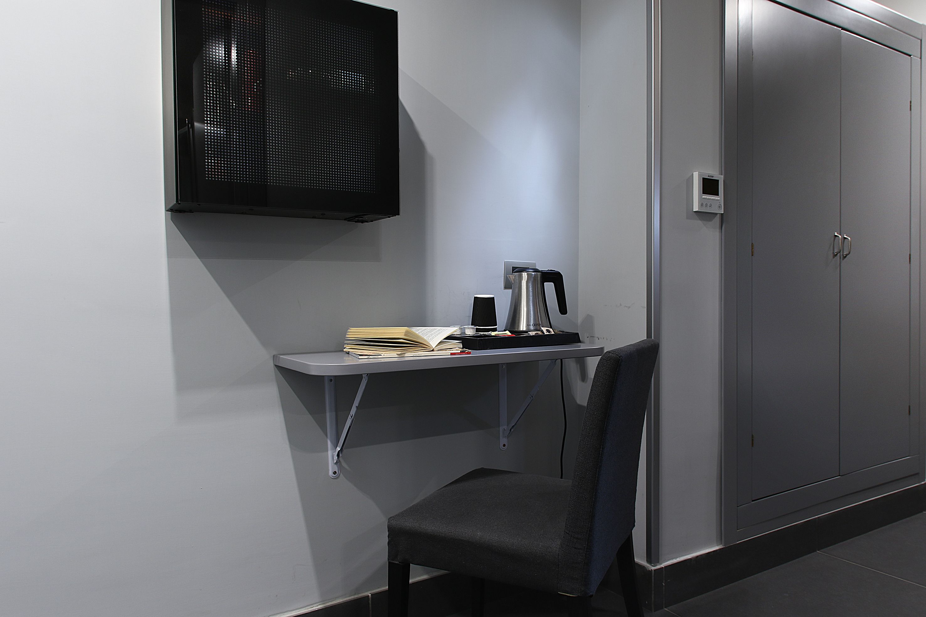 comfort room, 1 queen bed | minibar, in-room safe, desk, blackout curtains