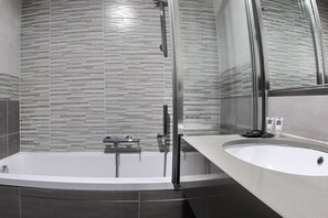 Habitación Confort, 1 cama Queen size | Baño | Tina con regadera, regadera tipo lluvia, amenidades de baño gratuitas 