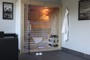 Camera doppia, sauna (Wellness) | Minibar, una cassaforte in camera, una scrivania, tende oscuranti