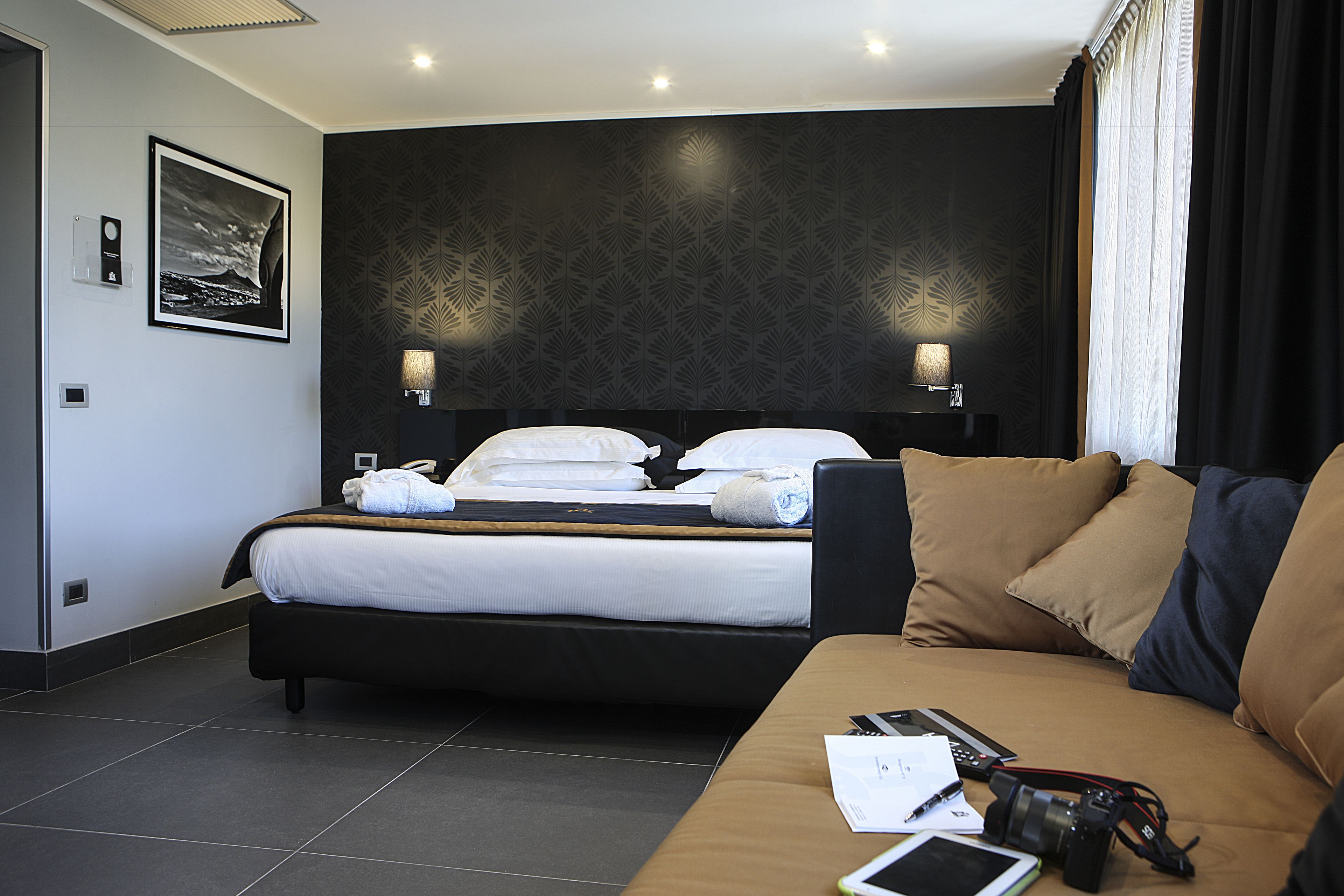 deluxe room, 1 king bed, jetted tub (with sofabed) | minibar, in-room safe, desk, blackout curtains