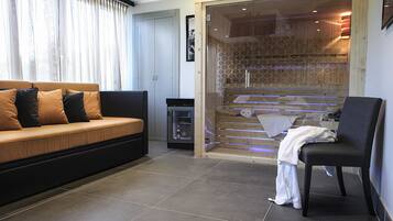 Chambre Deluxe, 1 très grand lit, baignoire à jets (with Sofabed) | Minibar, coffres-forts dans les chambres, bureau, rideaux occultants