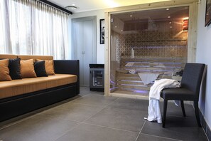 Deluxe Room, 1 King Bed, Jetted Tub (with Sofabed) | Minibar, in-room safe, desk, blackout drapes - Best Western JFK Hotel (Naples)