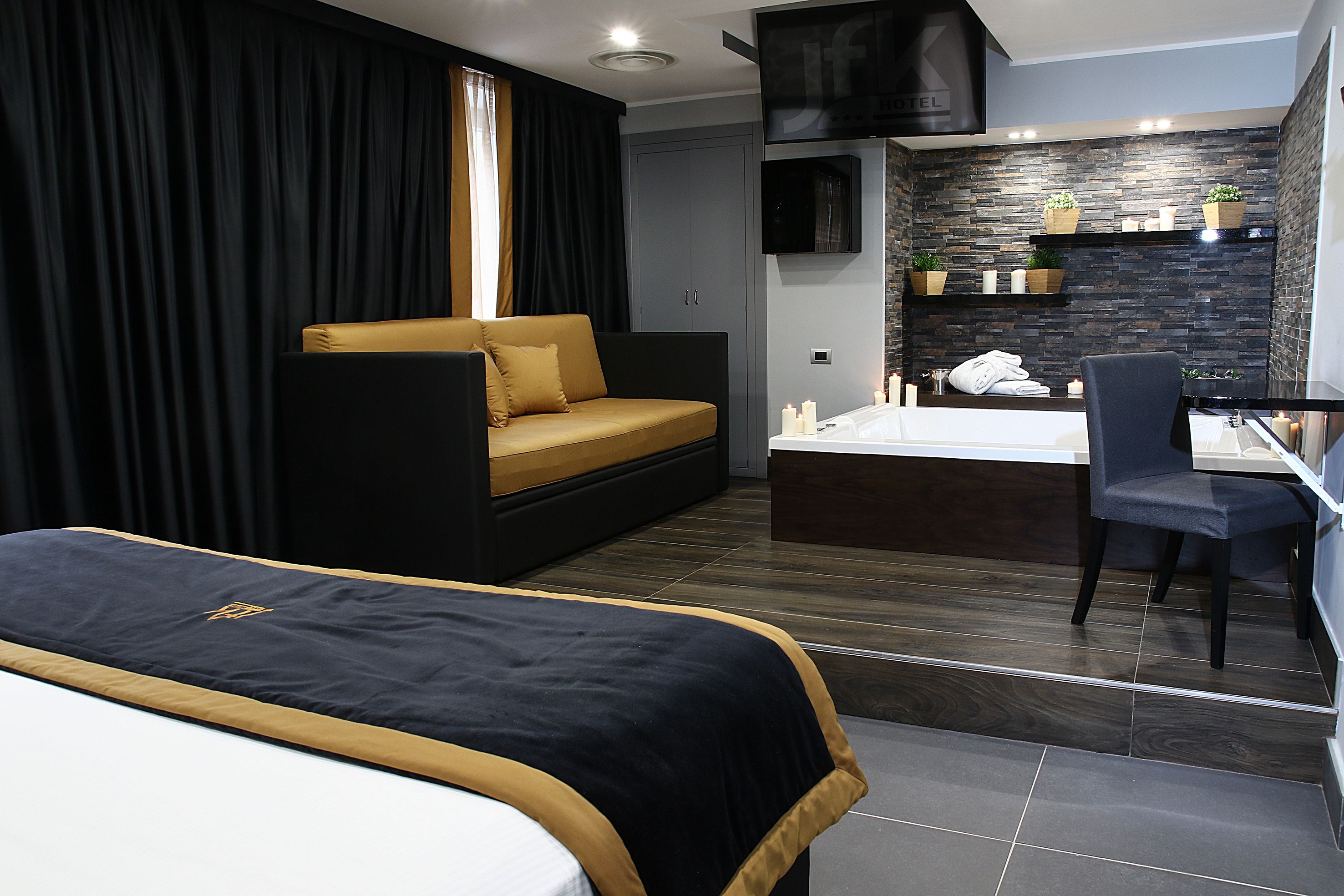 deluxe room, 1 king bed, jetted tub (with sofabed) | minibar, in-room safe, desk, blackout curtains