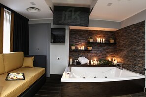 Habitación Deluxe, 1 cama King size, hidromasaje (with Sofabed) | Tina de hidromasaje