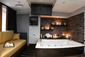 Deluxe-Zimmer, 1 King-Bett, Whirlpool (with Sofabed) | Whirlwanne