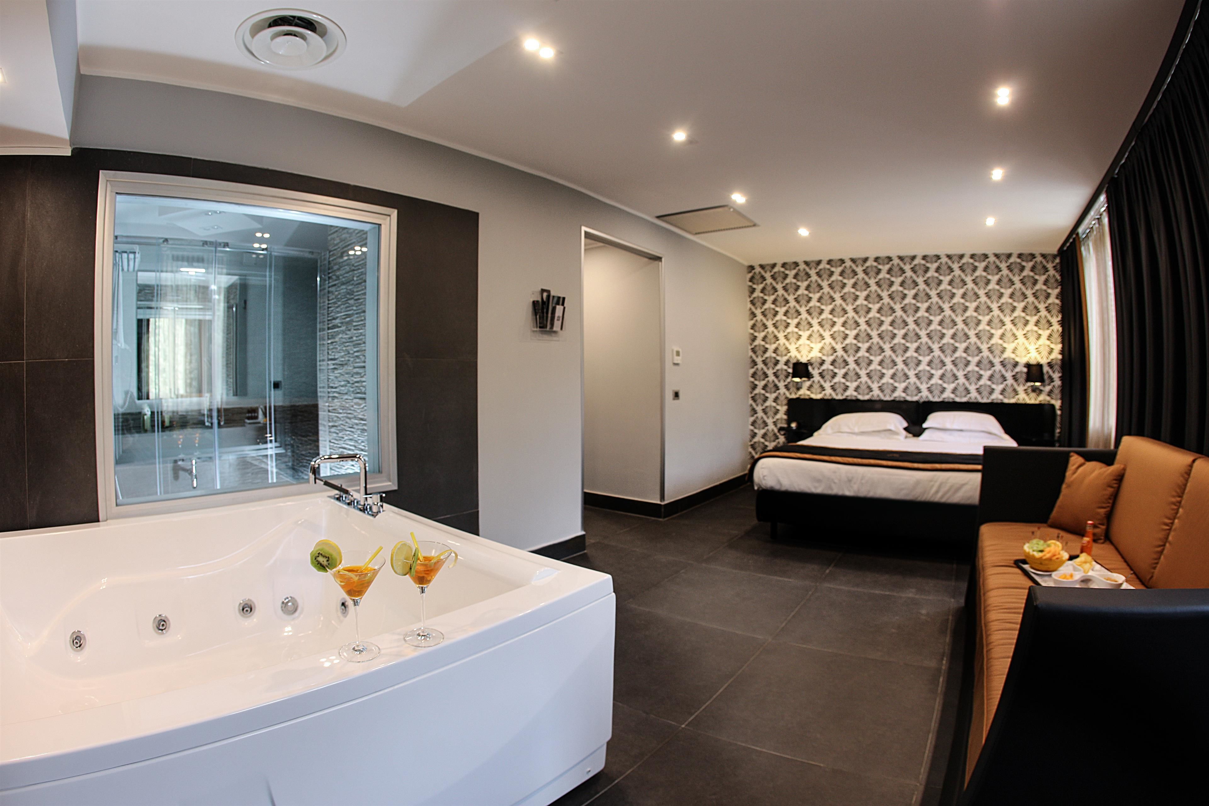 deluxe room, 1 king bed, jetted tub (with sofabed) | minibar, in-room safe, desk, blackout curtains