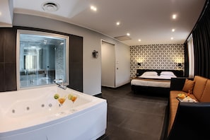Deluxe Room, 1 King Bed, Jetted Tub (with Sofabed) | Minibar, in-room safe, desk, blackout drapes - Best Western JFK Hotel (Naples)