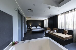 Deluxe Double Room, Jetted Tub | Minibar, in-room safe, desk, blackout drapes