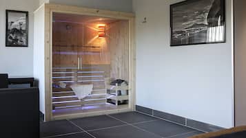 Quarto luxo, 1 cama King, banheira de hidromassagem (with Sofabed) | Sauna seca