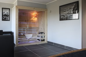 Deluxe Room, 1 King Bed, Jetted Tub (with Sofabed) | Sauna - Best Western JFK Hotel (Naples)