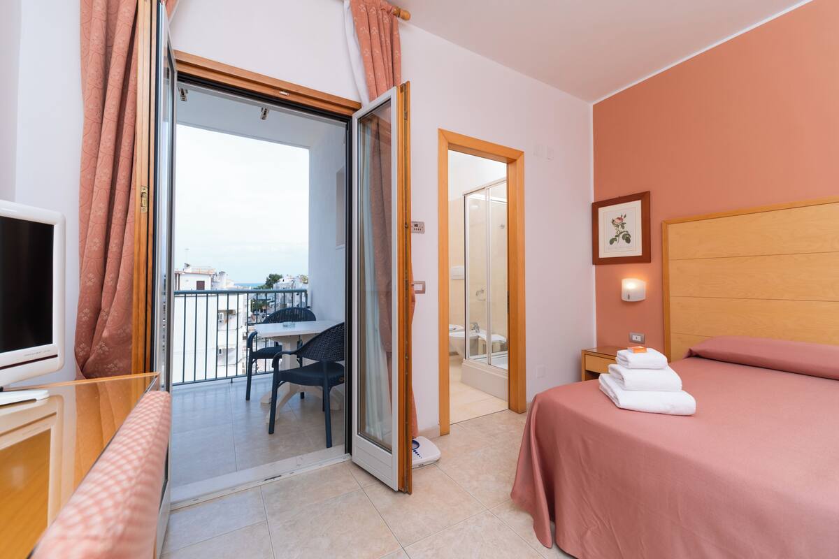 standard double or twin room | premium bedding, minibar, in-room safe, desk