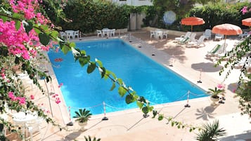 Piscine extérieure, parasols de plage, chaises longues