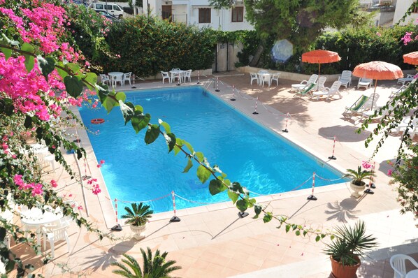 Piscine extérieure, parasols de plage, chaises longues