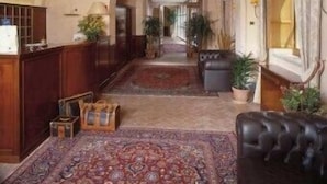 A grand hallway with arched ceilings, a chandelier, and a patterned carpet. - Relais Falisco (Civita Castellana)